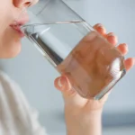 सुबह उठकर पानी पीना—क्यों है वरदान कैसे ठीक करे हमारे दो ग्रहों को