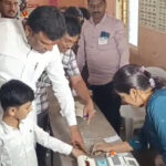 गजब खुद वोट डाला-बेटे की अंगुली पर लगी स्याही