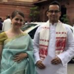 पाकिस्तान से आती थी सैलरी-Congress का ये सांसद फंस सकता है    जिस तरह से बीजेपी  कांग्रेस के कद्दावर नेता और  सांसद गौरव गोगोई के पाकिस्तान से कथित संबंधों को लेकर सबूतों के साथ सामने आ रही है इससे यह मामला काफी गंभीर बनता जा रहा है, अब चूंकि ये मामला राजनीती से उठकर अब ये मामला देश की सुऱक्षा से जुड़ रहा है तो इसके लिए  कांग्रेस की परेशानी जाहिर है और   इसके जवाब में कांग्रेस के कईं नेता ऐसे तर्क पेश कर रही हैं जिनकी वास्तविकता पर भी   सवाल उठ रहे  हैं। पूरा मामला समझते हैं,  असम के मुख्यमंत्री हिमंत बिस्वा सरमा ने खुलकर लगातार यह आरोप लगा रहे  हैं कि सांसद गौरव गोगोई की  पत्नी एलिजाबेथ गोगोई को  एक पाकिस्तानी फर्म ने नौकरी दी थी और फिर उन्हें भारत ट्रांसफर कर दिया था और इस दौरान उनकी  सैलरी पाकिस्तान के एक नागरिक अली तौकीर शेख दिया करते थे, रविवार को  गुवाहाटी में एक प्रेस कॉन्फ्रेंस  में भी सरमा ने कहा कि यह बेहद गंभीर मामला है , उन्होंने बताया  कि असम पुलिस की स्पेशल इन्वेस्टिगेशन टीम (SIT) ने अपनी जांच में कईं गंभीर सवाल खड़े किए हैं, सरमा ने कहा कि ib यानी इंटलीजेंस की गोपनीय जानकारी इसी तरह पाकिस्तान भेजी गई, उन्होंने यह भी बताया कि शेख 2010 से 2013 के बीच 13 बार भारत आया और भारत विरोधी नैरिटिव तैयार किया ।     ————–गौरव गौगई की पत्नी आरोपों के घेरे में   यही नहीं रविवार को ही बीजेपी नेता प्रदीप भंडारी ने भी गौरव गोगई को घेरते हुए सोशल मीडिया पर एक सवाल करके कांग्रेस को और परेशानी में डाल दिया, प्रदीप भंडारी ने पूछा है कि क्या यह सच  नहीं है कि गौरव गोगोई ने 2014 में कालीबोर से सांसद चुने जाने के तुरंत बाद  14 मार्च 2015 को युवाओं के एक प्रतिनिधिमंडल का नेतृत्व करते हुए पाकिस्तान उच्चायोग का दौरा किया था, बीजेपी नेता  प्रदीप भंडारी ने यह  सवाल उठाते हुए कहा  कि क्या गौरव गोगोई बताएंगे कि उनकी  पाकिस्तान यात्रा को वहां के गृह मंत्रालय ने सुविधाएं दी थीं,   ————गोपनीय ढंग से पाकिस्तान किया दौरा     अब मामला  देश की सुरक्षा से जुड़ा है तो बीजेपी के कई  नेता गौरव गौगई से  सवाल पूछ रहे हैं,  कि क्या वो बता सकते हैं कि उनकी पतनी एलिजाबेथ कोलबर्न गोगोई  पाकिस्तान योजना आयोग के सलाहकार अली तौकीर शेख के साथ काम कर रही थी। बीजेपी यह भी आरोप लगा रही है कि अली तौकीर शेख पर्यावरणविद नहीं था, बल्कि सिंधु जल संधि और भारत-पाकिस्तान के क्षेत्रीय विवादों से जुड़े मुद्दों पर पाकिस्तान की तरफ से काम कर रहे  थे। असम के मुख्यमंत्री सरमा ने यह भी दावा किया है कि शेख नियमित रूप से सोशल मीडिया पर एलिजाबेथ कोलबर्न गोगोई को टैग करता था, लेकिन जांच शुरू होने के बाद उसने अपने पोस्ट डिलीट कर दिए और अपना अकाउंट बंद कर दिया। आपको बता दें कि असम के मुख्यमंत्री सरमा ने यह भी आरोप लगाया है कि गौरव गोगई ने 2013 में पाकिस्तान का बहुत ही गोपनीय दौरा किया था।    गौरव गौगई का आरोप जमीन घोटाला छुपाने के लिए पूरा कांड    वैसे इस जांच और आरोपों के सामने आने के बाद गौरव गौगई कुछ बताने की बजाय बेतुके जवाब दे रहे हैं  कि अगर मेरी पत्नी पाकिस्तान की ISI एजेंट है, तो मैं भारत का R&AW एजेंट हूं, गौरव यह भी कह रहे हैं कि असम के मुख्यमंत्री ये आरोप अपने ऊपर लगे तमाम आरोपों से जनता का ध्यान भटकाने के लिए ऐसा कर रहे हैं, आपको बता दें हाल ही गौरव गौगई ने आरोप लगाया है कि मुख्यमंत्री और उनके परिवार ने 12000 बीघा जमीन पर कबजा कर रखा है और जब ये बातें हम सामने ला रहे हैं तो हमें ही देशदोही साबित किया जा रहा है। पर जो भी हो जिस तरह से जांच कमिटी की रिपोर्ट गौरव गौगई और उनकी पत्नी के पाकिस्तीनी लिंक साबित कर चुकी है उससे आने वाले समय में देश के साथ आसाम में ये मुद्दा कांग्रेस के लिए भारी पड़ने वाला है।