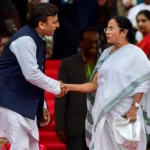 ममता को जीताने के चक्कर में अखिलेश यादव कहीं UP ना खो दें