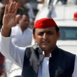 अखिलेश यादव की लुटिया उनके अपने नेता ही डूबा रहे हैं